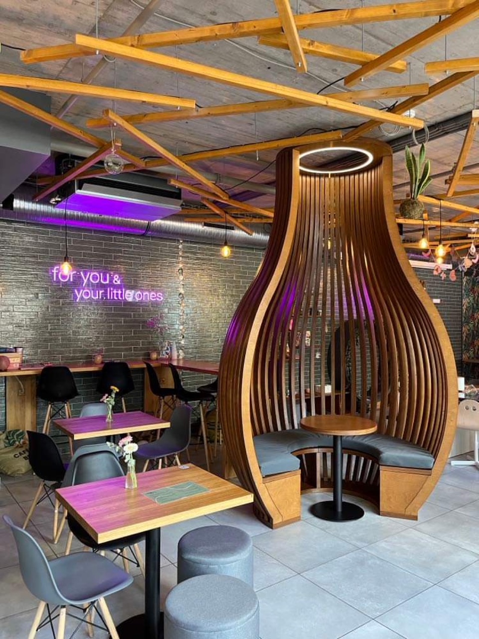 Tvarovaný polstr do designového sezení kavárny Praha